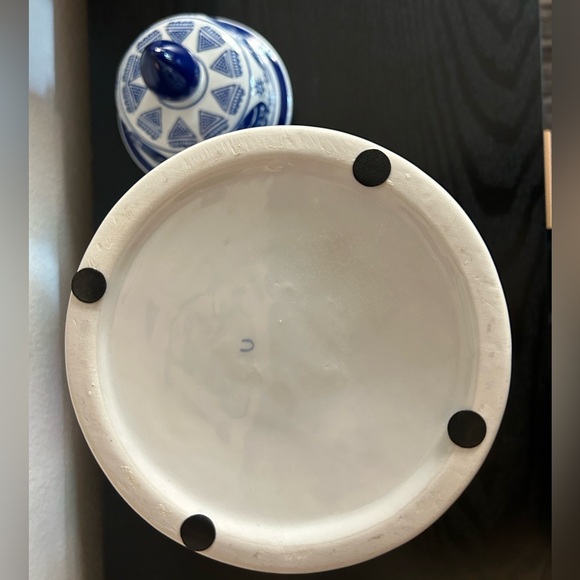 VASE URN CERAMIC BLUE & WHITE ELEPHANT NEW - Picture 4 of 4